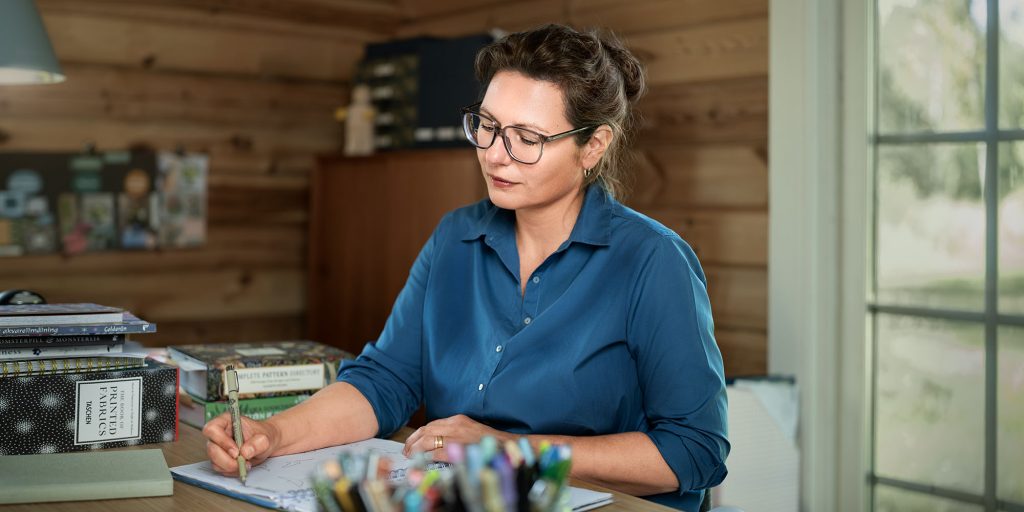 Mönsterformgivaren Karin Östergren i studion