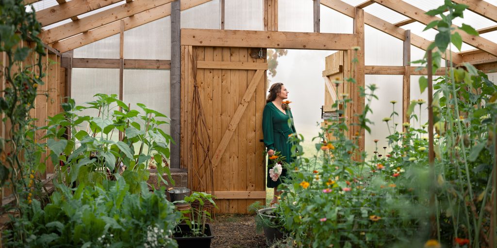 Mönsterformgivaren Karin Östergren i växthuset